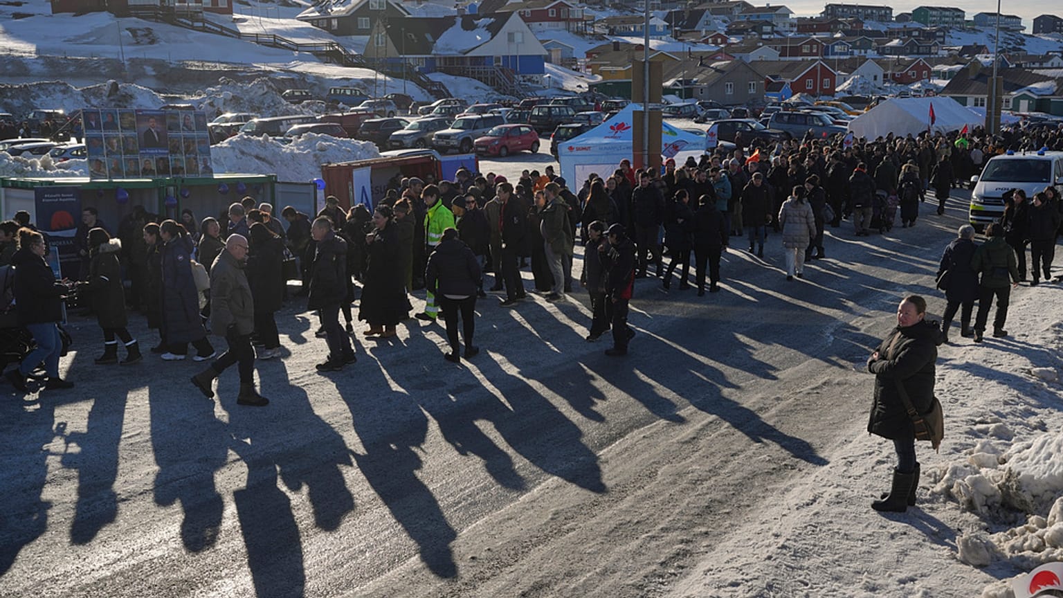 Emberek állnak sorban egy szavazóhelyiség előtt, hogy leadják szavazatukat a parlamenti választásokon a grönlandi Nuukban, 2025. március 11-én, kedden.