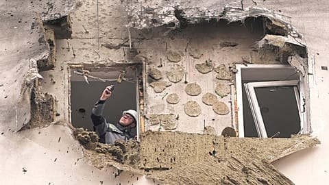 Bir araştırmacı, 11 Mart 2025 Salı günü Rusya'nın Moskova dışındaki Sapronovo köyünde düşen bir Ukrayna dronunun hasarını inceliyor.