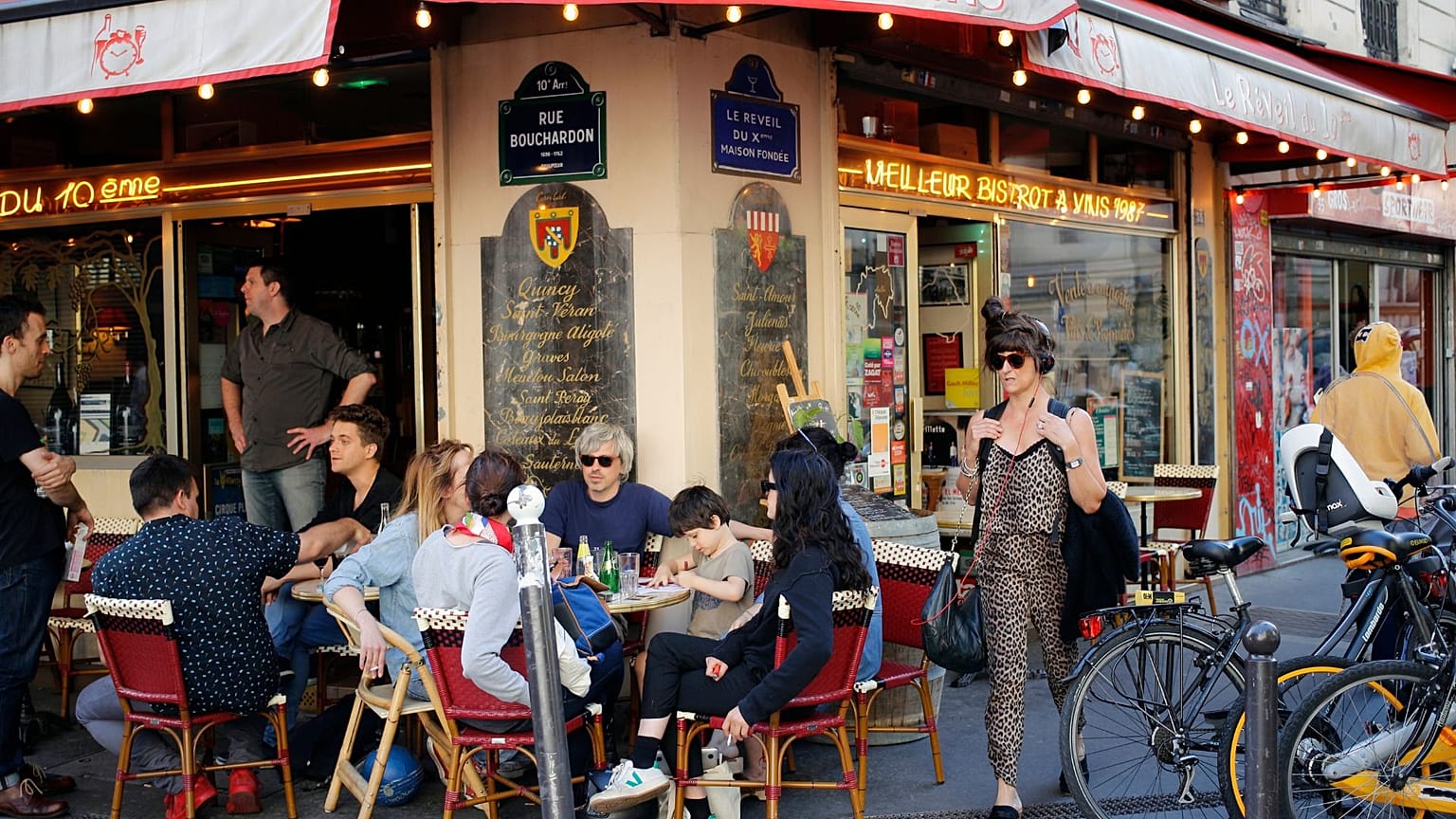 Párizsiak pihennek a "Le Reveil du Xth" étterem teraszán Párizsban, 2018. június 25-én. 