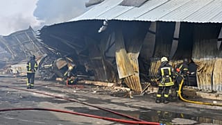 رجال الإطفاء يخمدون الحريق الذي اندلع في أعقاب هجوم بطائرة روسية بدون طيار أصاب مستودعات في أوديسا، أوكرانيا، الثلاثاء 11 مارس/آذار 2025
