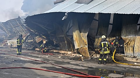 رجال الإطفاء يخمدون الحريق الذي اندلع في أعقاب هجوم بطائرة روسية بدون طيار أصاب مستودعات في أوديسا، أوكرانيا، الثلاثاء 11 مارس/آذار 2025