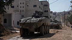 مركبات الجيش الإسرائيلي خلال عملية عسكرية في مدينة جنين بالضفة الغربية، الثلاثاء، 11 مارس/آذار 2025.