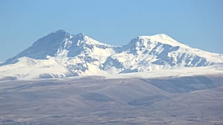 Archivo: Imagen del monte Aragats