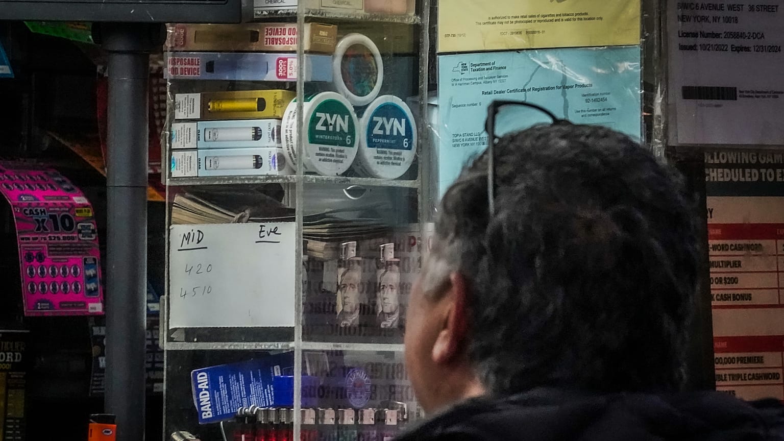 Un sacchetto di nicotina senza fumo è in vendita in un'edicola venerdì 23 febbraio 2024 a New York.