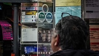 Un sacchetto di nicotina senza fumo è in vendita in un'edicola venerdì 23 febbraio 2024 a New York.