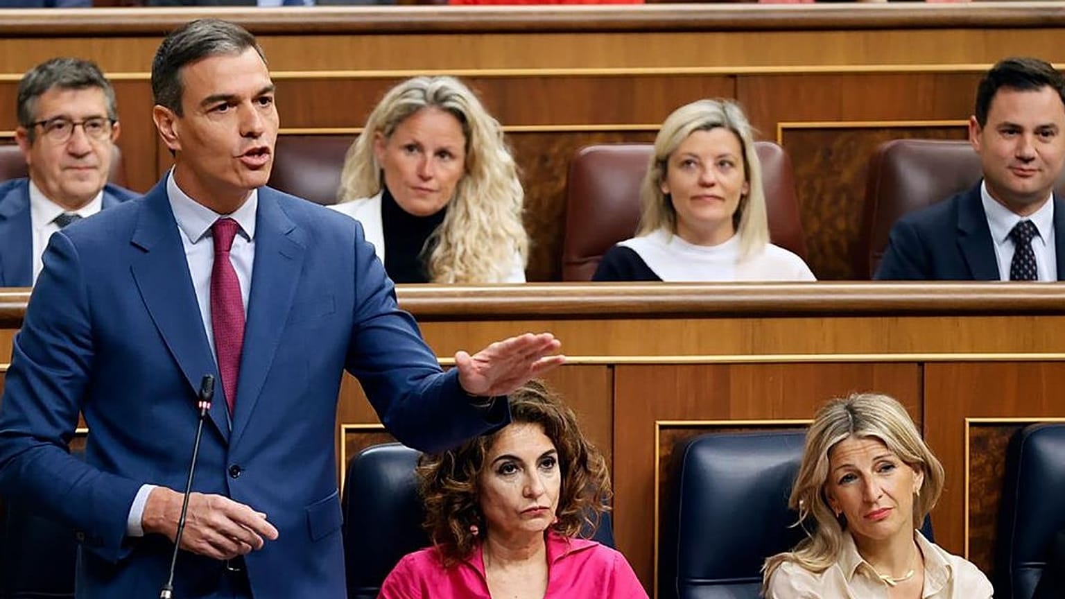 Archivo: Pedro Sánchez (izquierda) y Yolanda Díaz (primera a la derecha) durante la sesión de control en el Congreso de los Diputados en abril de 2024