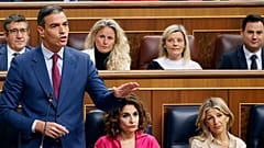 Archivo: Pedro Sánchez (izquierda) y Yolanda Díaz (primera a la derecha) durante la sesión de control en el Congreso de los Diputados en abril de 2024