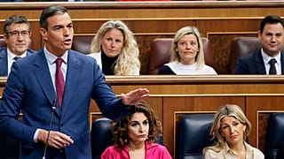 Archivo: Pedro Sánchez (izquierda) y Yolanda Díaz (primera a la derecha) durante la sesión de control en el Congreso de los Diputados en abril de 2024