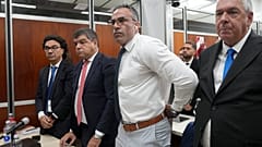 Der Neurologe Leopoldo Luque, der als Arzt von Diego Maradona tätig war, steht am ersten Tag eines Prozesses wegen angeblichen Mordes vor Gericht.