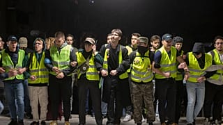 Studenti bloccano l'edificio dell'emittente pubblica Rts gridano contro la polizia nel centro di Belgrado, Serbia, lunedì 10 marzo 2025.