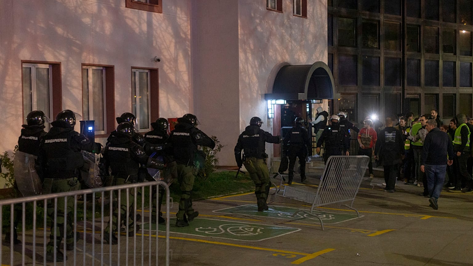 Δυνάμεις της αστυνομίας σπάνε τον κλοιό των διαδηλωτών έξω από το κτίριο της δημόσιας τηλεόρασης στο Βελιγράδι