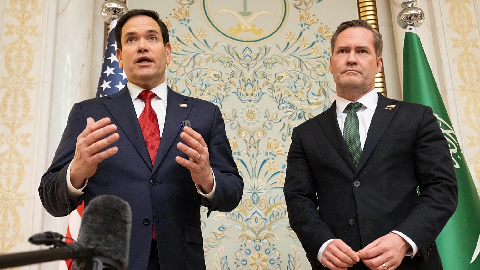 Il segretario di Stato Marco Rubio e il consigliere per la Sicurezza nazionale Usa Mike Waltz al termine dei colloqui di pace con la delegazione ucraina a Gedda, 11 marzo 2025