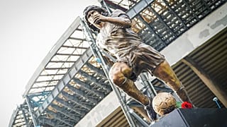 Maradona szobra a róla elnevezett nápolyi stadionnál