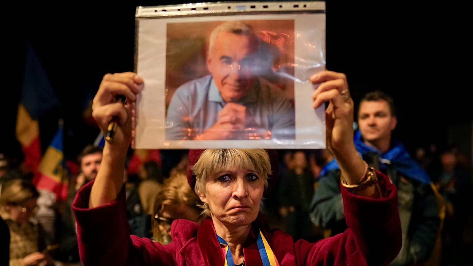 Акция в поддержку Джорджеску перед зданием Конституционного суда Румынии