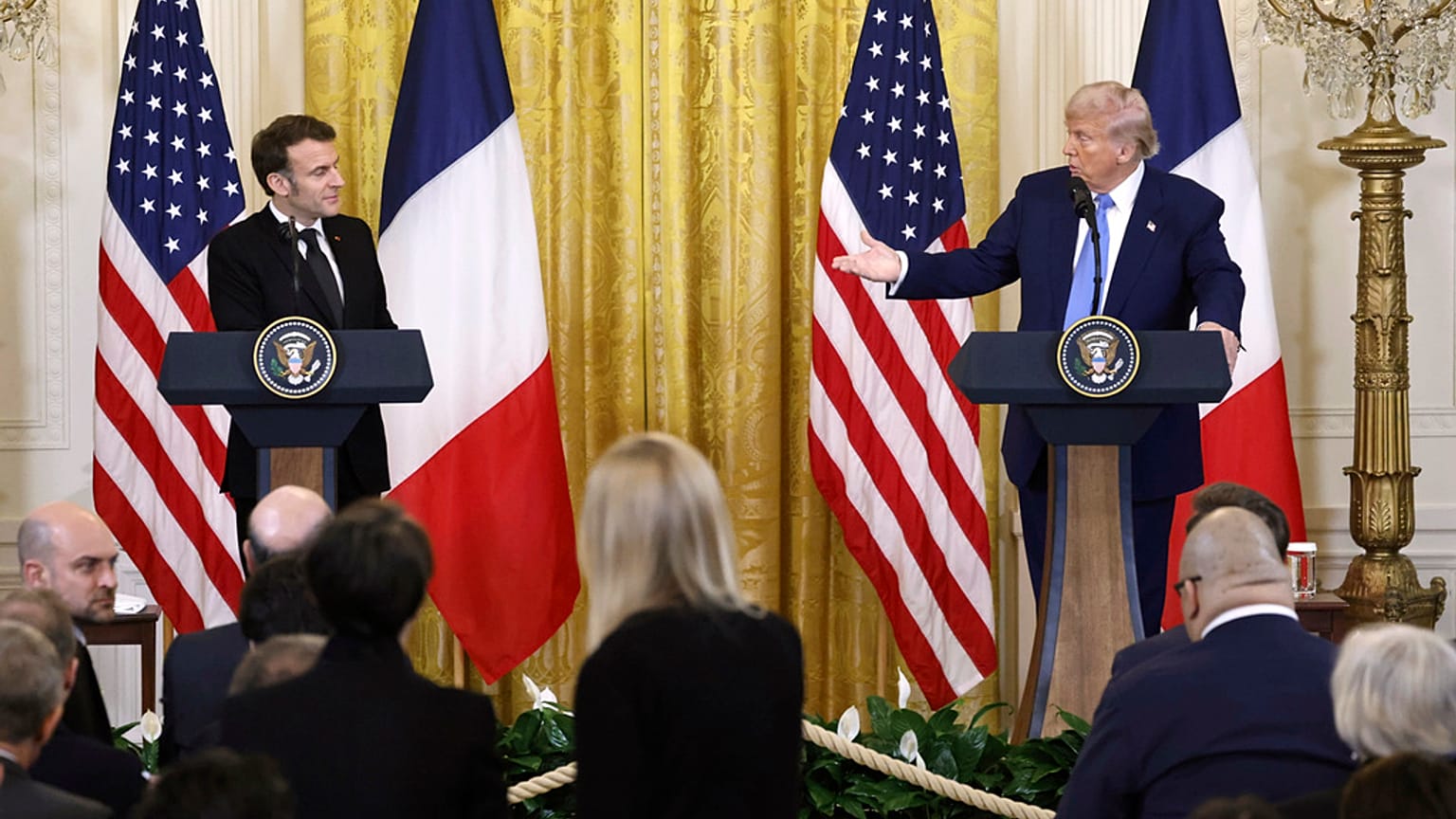 Il presidente Donald Trump durante una conferenza stampa congiunta con il presidente francese Emmanuel Macron alla Casa Bianca a Washington, 24 febbraio 2025