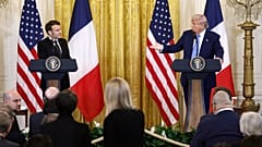 O Presidente Donald Trump fala durante uma conferência de imprensa conjunta com o Presidente francês Emmanuel Macron na Sala Leste da Casa Branca em Washington, segunda-feira, 24 de fevereiro de 2025.