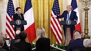 El presidente Trump habla en una rueda de prensa conjunta con el presidente, Emmanuel Macron, en la Sala Este de la Casa Blanca en Washington, el lunes 24 de febrero de 2025.