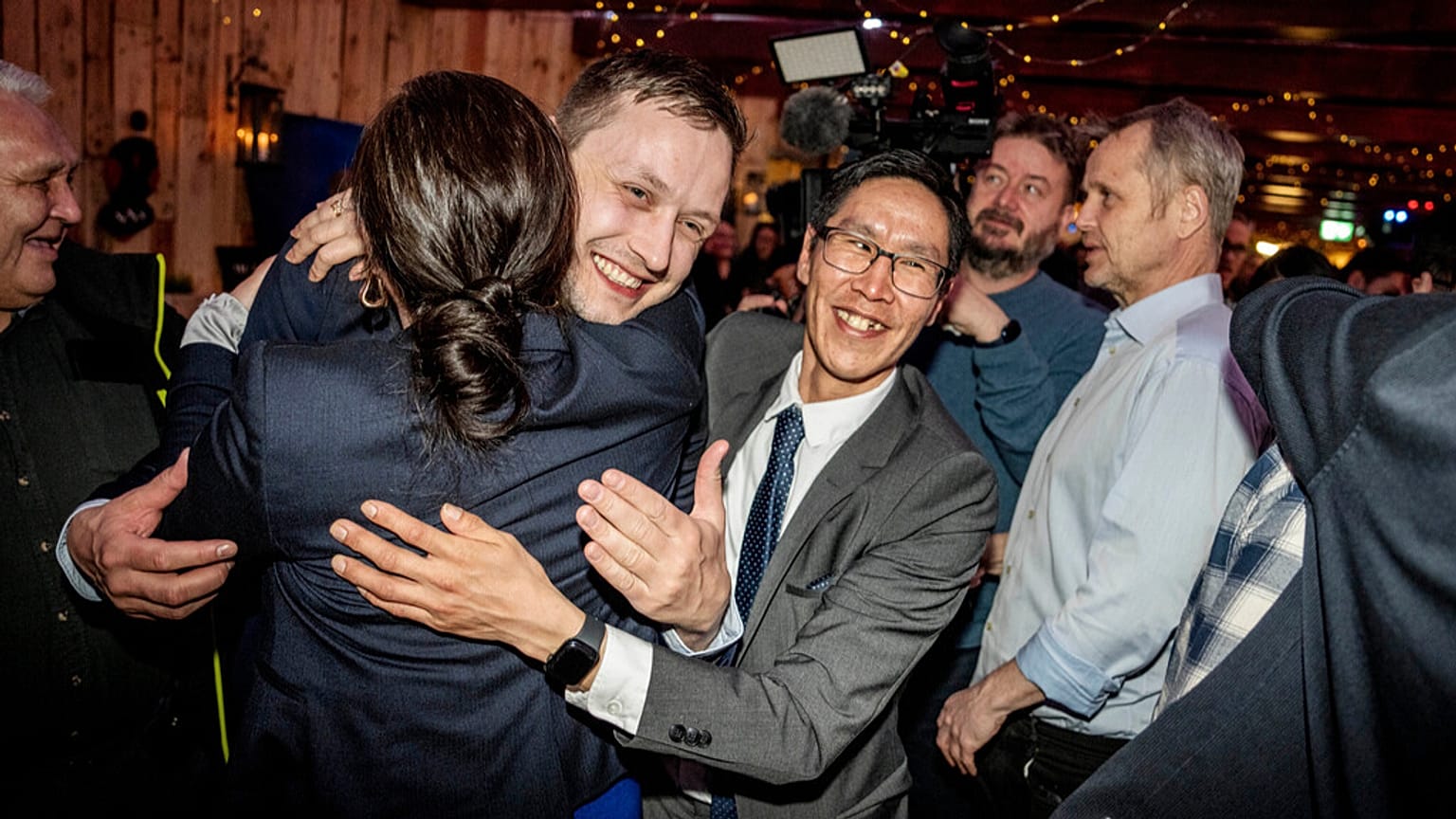 Le président de Demokraatit, Jens-Frederik Nielsen, lors de la soirée électorale à Demokraatit by cafe Killut à Nuuk, mercredi 12 mars 2025.