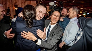 El presidente de Demokraatit, Jens-Frederik Nielsen, durante la fiesta electoral en Demokraatit by cafe Killut en Nuuk, a primera hora del miércoles 12 de marzo de 2025.