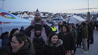 Sorban állás egy szavazóhelyiség előtt a fővárosban, Nuukban