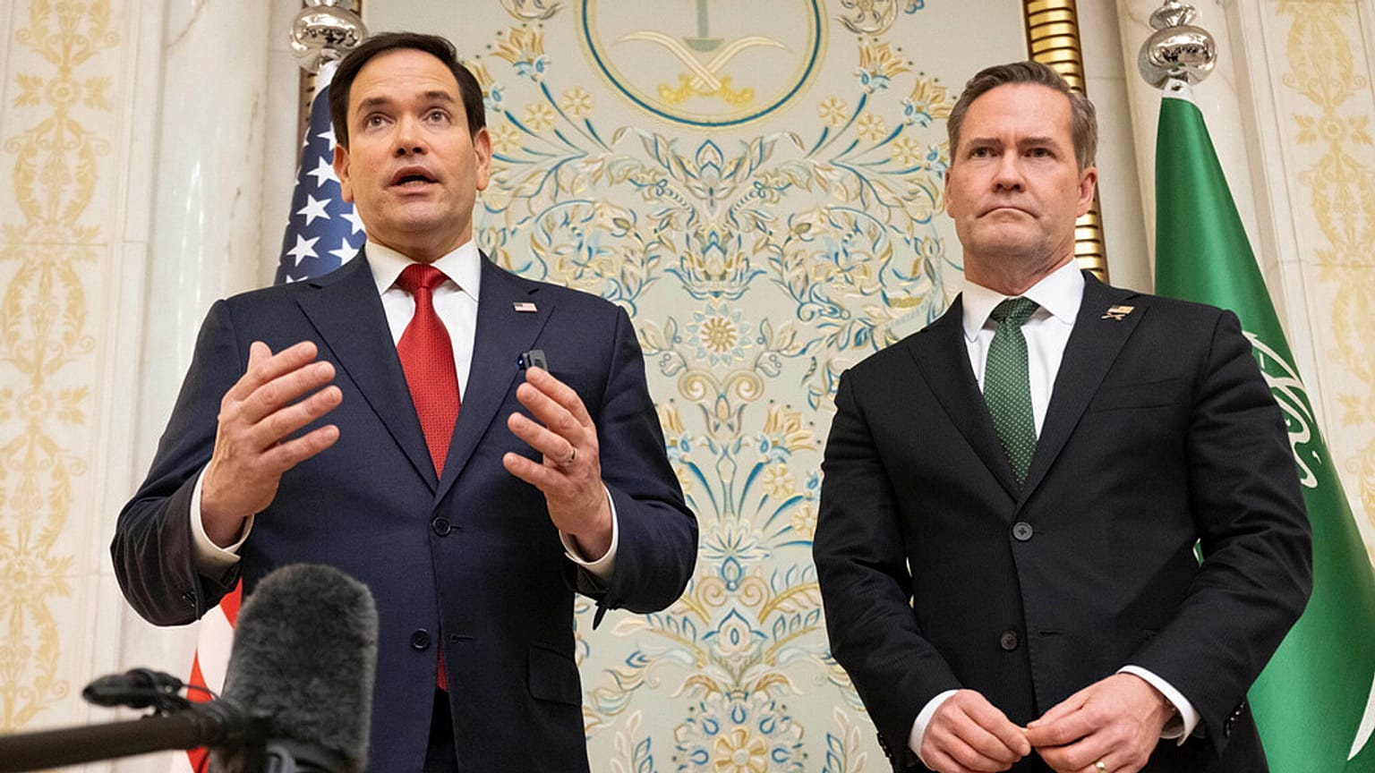 US-Außenminister Marco Rubio und der nationale Sicherheitsberater der USA, Mike Waltz, sprechen nach einem Treffen mit einer ukrainischen Delegation in Jeddah, 2025, mit den Medien,