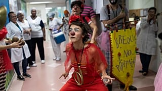 I clown del progetto culturale "Roda de Palhacos" si esibiscono per i pazienti durante una festa di carnevale presso un ospedale Servidores do Estado Federal a Rio de Janeiro, l'11 marzo 2025.