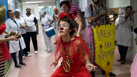Clowns des kulturellen Projekts "Roda de Palhacos" treten während einer Karnevalsparty für Patienten im Hospital Servidores do Estado Federal in Rio de Janeiro auf, am 11. März 2025.