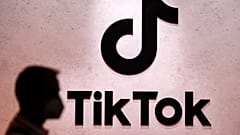 ΑΡΧΕΙΟ - Ένας επισκέπτης περνάει από τα περίπτερα της έκθεσης TikTok στην έκθεση παιχνιδιών υπολογιστών Gamescom στην Κολωνία της Γερμανίας, Πέμπτη 25 Αυγούστου 2022.