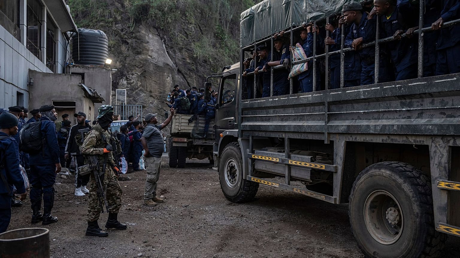 M23 isyancılarına teslim oldukları iddia edilen eski Demokratik Kongo Cumhuriyeti Silahlı Kuvvetleri (FARDC) mensupları ve polis memurları 23 Şubat 2025 tarihinde Goma'ya ulaştı.