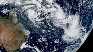 Una imagen de satélite de la Tierra muestra tres ciclones, desde la izquierda, Alfred, Seru y Rae al este de Australia, en el Pacífico Sur.