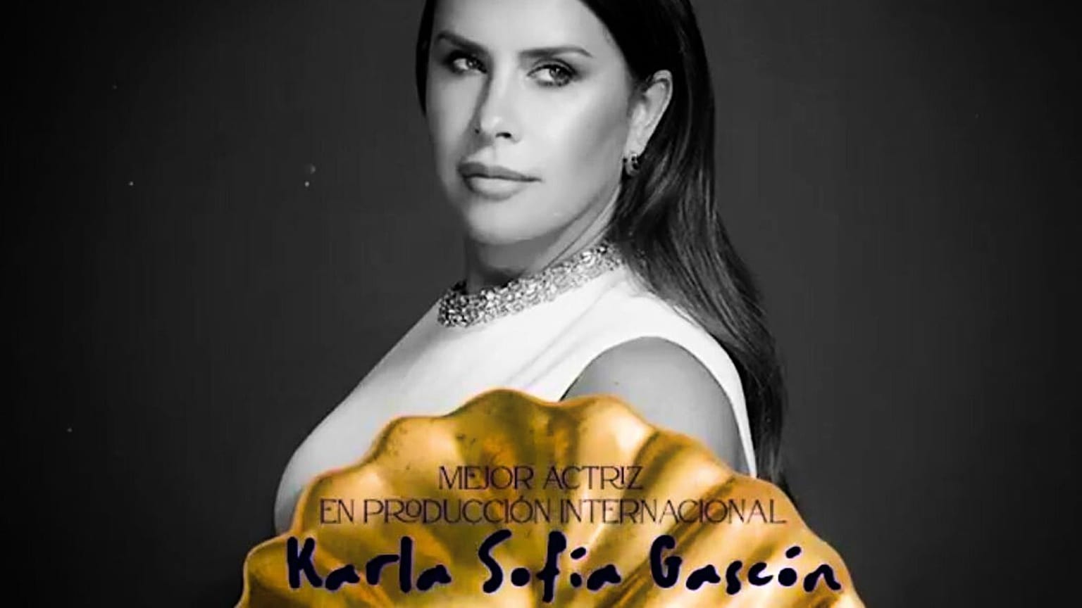 Karla Sofía Gascón habló de sus polémicas publicaciones en las redes sociales, en el pasado, al recoger un premio en España.