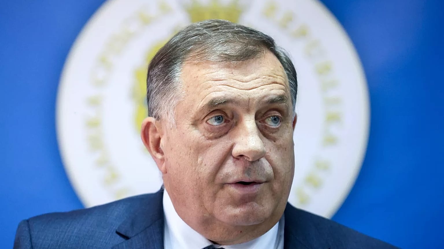 Bosnalı Sırp lider Milorad Dodik Srebrenitsa'da bir basın toplantısı sırasında konuşuyor, 23 Mayıs 2024.