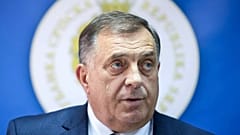 DATEI: Der bosnische Serbenführer Milorad Dodik spricht während einer Pressekonferenz in Srebrenica, 23. Mai 2024.