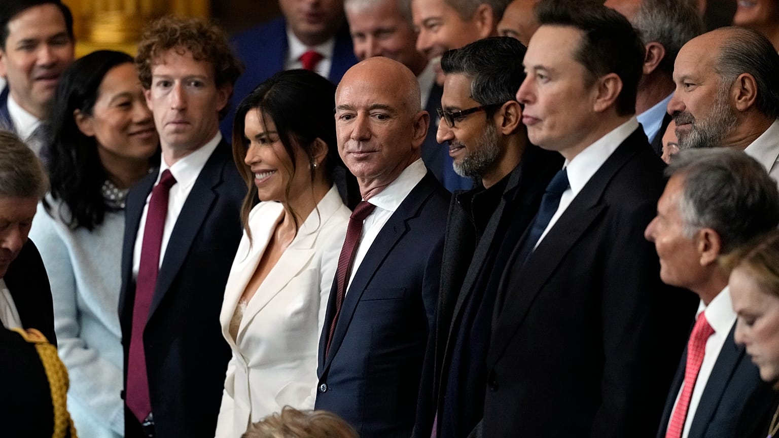 Καλεσμένοι, μεταξύ των οποίων οι Mark Zuckerberg, Jeff Bezos, Sundar Pichai και Elon Musk, φθάνουν πριν από την 60ή ορκωμοσία του Προέδρου. Καπιτώλιο των ΗΠΑ στην Ουάσινγκτον. 20 Ιανουαρίου 2025.
