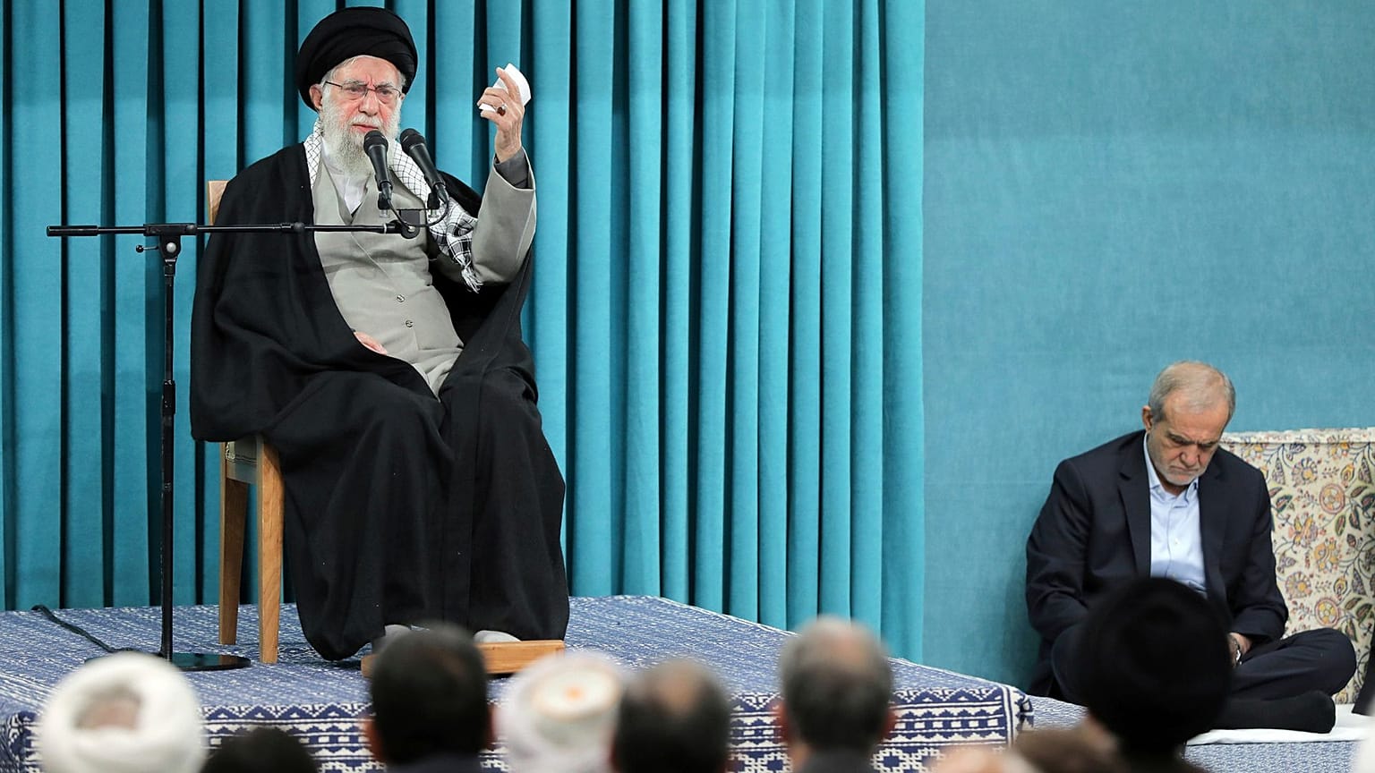 مسعود پزشکیان در کنار علی خامنه‌ای، ۸ مارس ۲۰۲۵