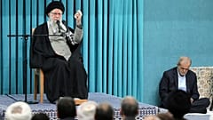 مسعود پزشکیان در کنار علی خامنه‌ای، ۸ مارس ۲۰۲۵