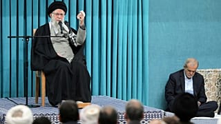 مسعود پزشکیان در کنار علی خامنه‌ای، ۸ مارس ۲۰۲۵