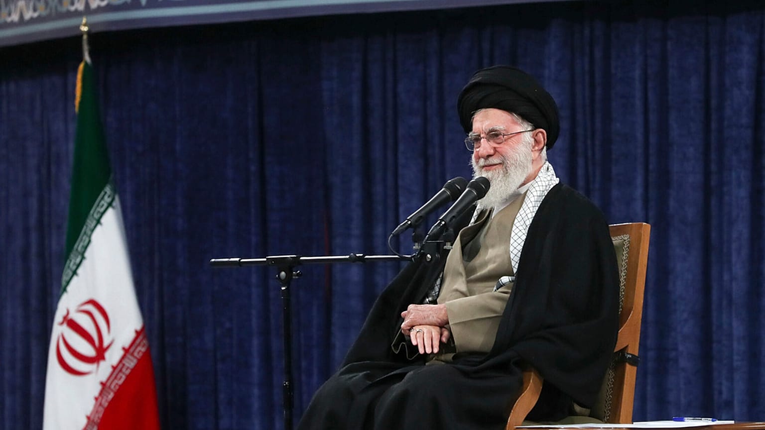 المرشد الأعلى آية الله علي خامنئي يستمع إلى أحد المتحدثين خلال اجتماع مع الطلاب، في طهران، إيران، الأربعاء، 12 مارس 2025.