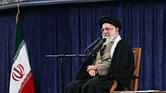 المرشد الأعلى آية الله علي خامنئي يستمع إلى أحد المتحدثين خلال اجتماع مع الطلاب، في طهران، إيران، الأربعاء، 12 مارس 2025.