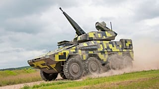 Vehículo blindado de ruedas fabricado por Rheinmetall.
