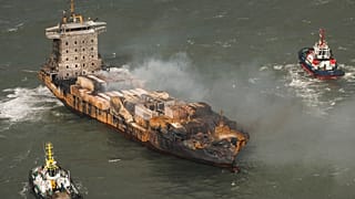 Imagen de una columna de humo que sale del carguero MV Solong, frente a la costa de Yorkshire, el martes 11 de marzo de 2025.