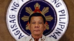 DATEI: Der philippinische Präsident Rodrigo Duterte steht vor dem Präsidentensiegel im Präsidentenpalast Malacanang in Manila, 18. Juli 2017