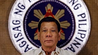 DOSSIER : Le président philippin Rodrigo Duterte devant le sceau présidentiel au palais présidentiel de Malacanang à Manille, le 18 juillet 2017.