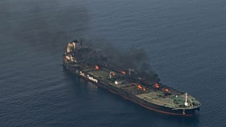 Esta fotografia divulgada pela força naval da Operação Aspides da União Europeia mostra o petroleiro Sounion a arder no Mar Vermelho na sequência de ataques dos rebeldes Houthi, 14 de setembro de 2024.