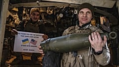 Soldaten der 5. ukrainischen Brigade halten während eines Flashmobs an der Front in der Nähe von Toretsk, Region Donezk, Ukraine, am 11. März 2025 ein Dankesplakat für die Unterstützung durch die USA.