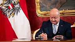 Bundeskanzler Christian Stocker unterzeichnet Papiere während der Vereidigungszeremonie der Bundesregierung in der Präsidentschaftskanzlei in der Hofburg in Wien, Österreich.