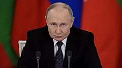 Der russische Präsident Wladimir Putin spricht während einer gemeinsamen Pressekonferenz mit Myanmars Militärchef Seniorgeneral Min Aung Hlaing. Moskau, Russland, Dienstag, 4. März 2025