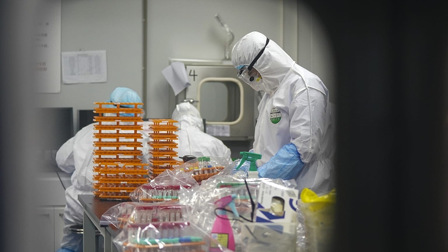 2020-as felvétel: egészségügyi dolgozók a wuhani koronavírus-laboratóriumban