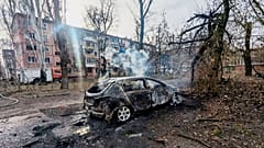 Ein ausgebranntes Auto und beschädigte Wohngebäude sind zu sehen, nachdem eine russische Rakete das Gebiet in Krywyj Rih, Ukraine, am Mittwoch, den 12. März 2025, getroffen hat.