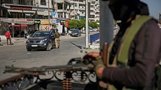  قوات الأمن السورية تقوم بتفتيش المركبات عند نقطة تفتيش، في اللاذقية بسوريا، يوم الثلاثاء 11 آذار/مارس 2025.